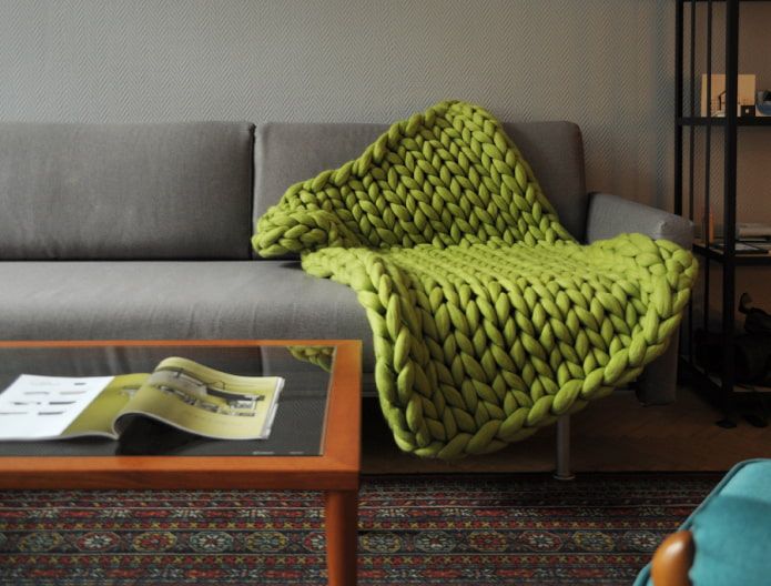 hellgrüne Tagesdecke für ein Sofa im Innenraum