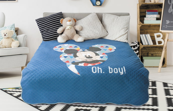 Tagesdecke für ein Sofa im Inneren eines Kinderzimmers