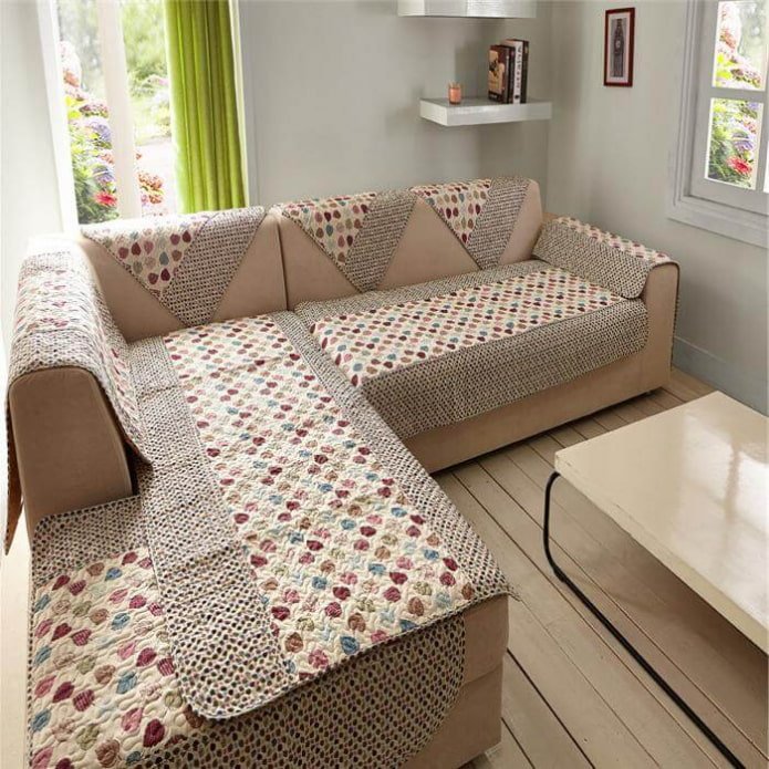 Abdeckung für ein Ecksofa im Innenraum