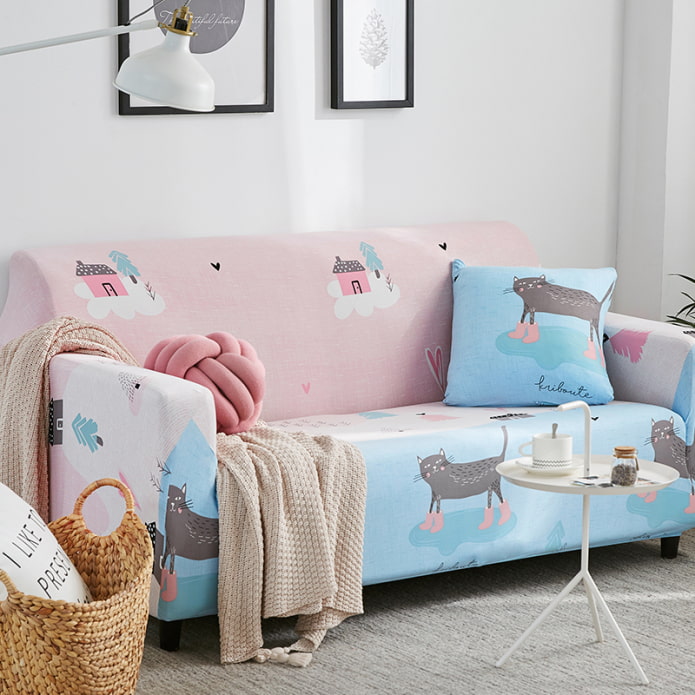 Tagesdecke für ein Sofa im Inneren eines Kinderzimmers