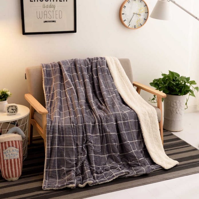 doppelseitige Tagesdecke für ein Sofa im Innenraum