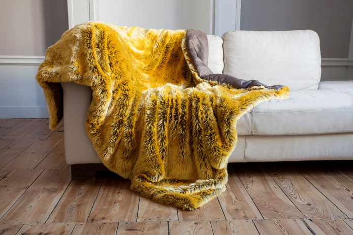 gelbe Tagesdecke für ein Sofa im Innenraum
