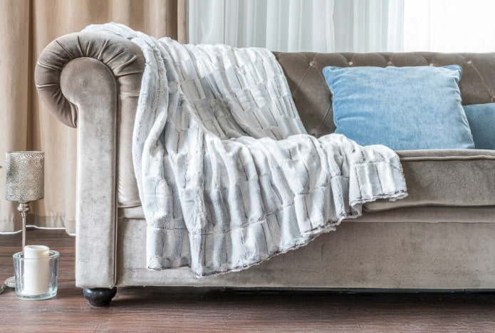 weiße Tagesdecke für ein Sofa im Innenraum