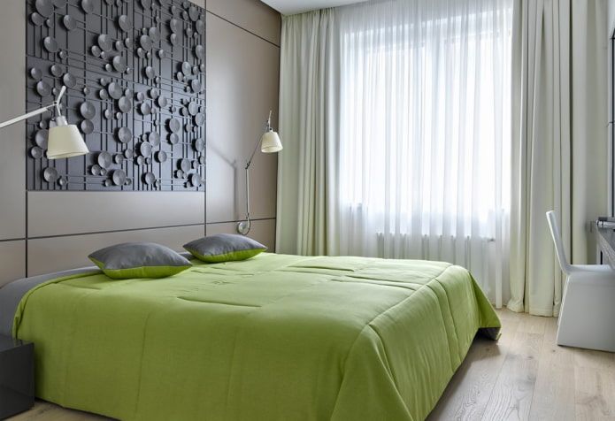 Bett mit einer grünen Tagesdecke im Schlafzimmer
