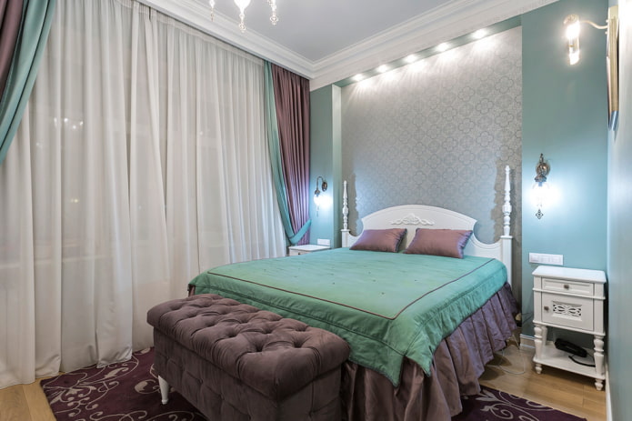 Bett mit einer Tagesdecke mit Volant im Schlafzimmer