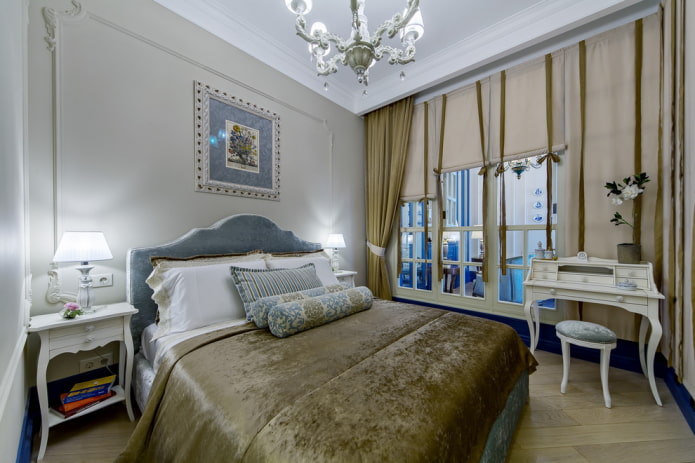 Bett mit einer Velourstagesdecke im Inneren