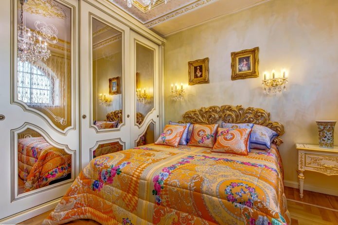 Bett mit einer Tagesdecke mit Blumen im Schlafzimmer