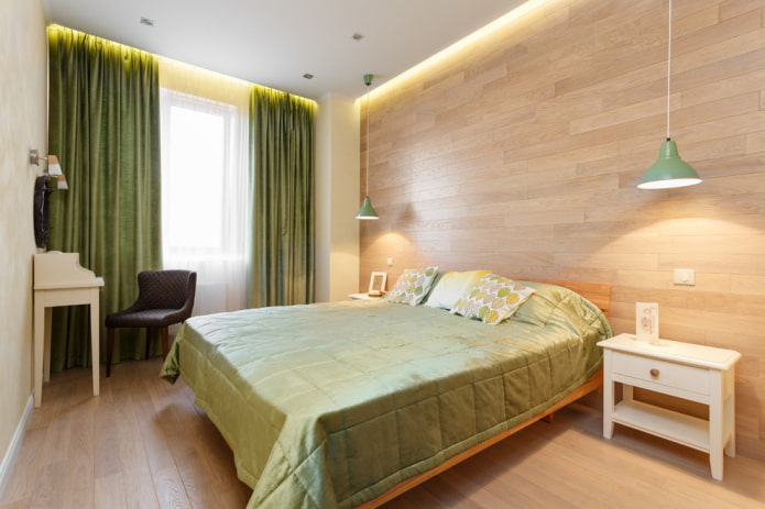 Bett mit einer grünen Tagesdecke im Schlafzimmer
