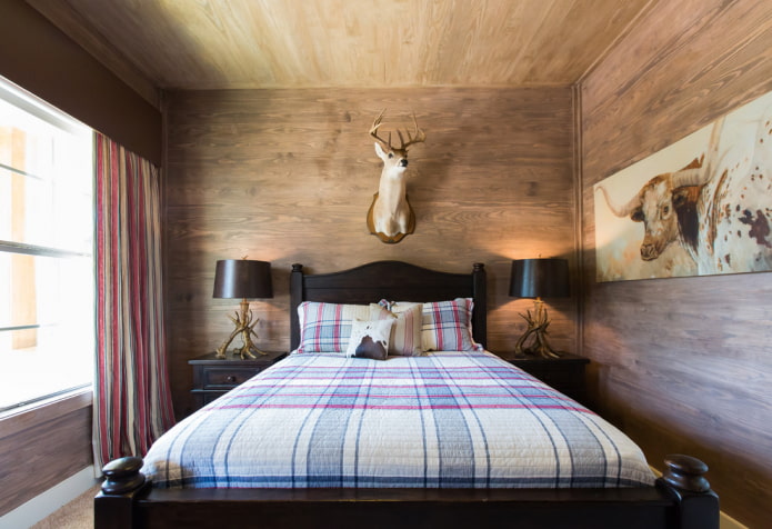 Bett mit einer gestreiften Tagesdecke im Schlafzimmer
