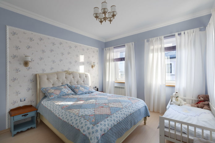 Bett mit einer Patchwork-Tagesdecke im Schlafzimmer