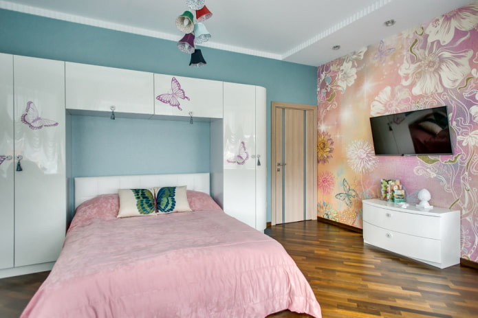 Jugendbett mit Tagesdecke im Mädchenzimmer