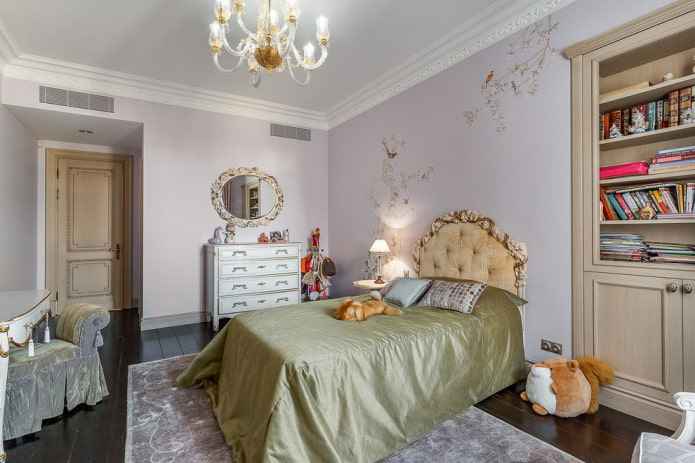 Bett mit einer Satintagesdecke im Inneren