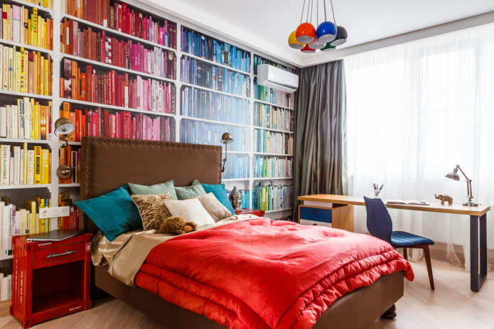 Jugendbett mit Tagesdecke im Mädchenzimmer