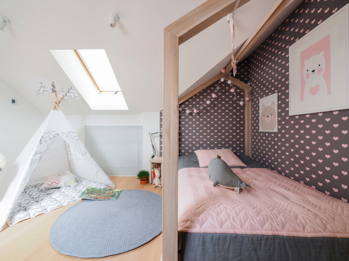 Kinderbett mit Tagesdecke in Innenraum