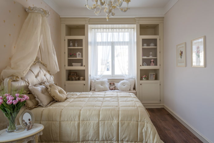 Bett mit gesteppter Tagesdecke im Schlafzimmer