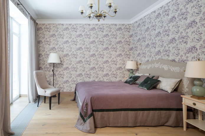 Bett mit einer lila Tagesdecke im Schlafzimmer