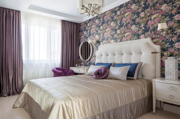 Bett mit beiger Tagesdecke im Schlafzimmer