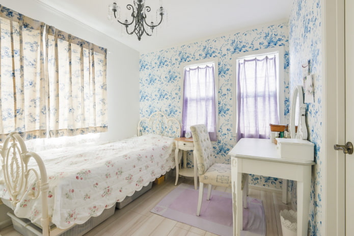 Bett mit Tagesdecke im Provence-Stil