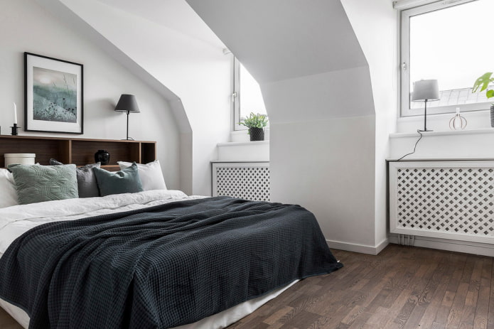Bett mit einer schwarzen Tagesdecke im Schlafzimmer