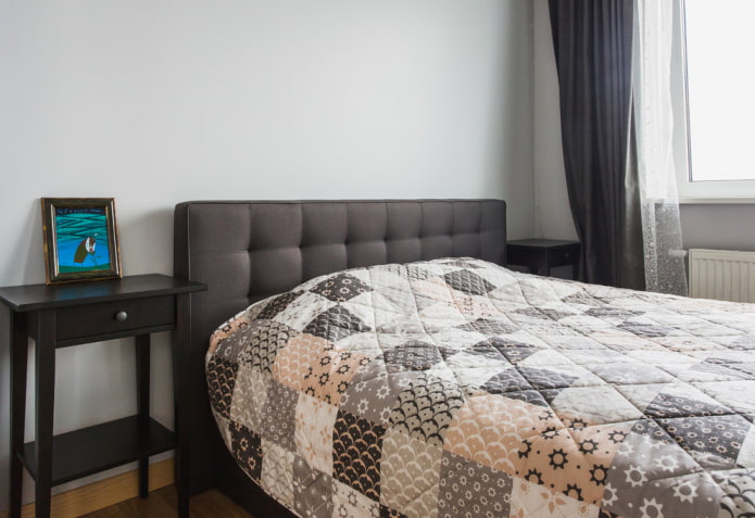 Bett mit gesteppter Tagesdecke im Schlafzimmer