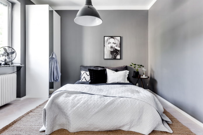 Bett mit einer Tagesdecke im skandinavischen Stil