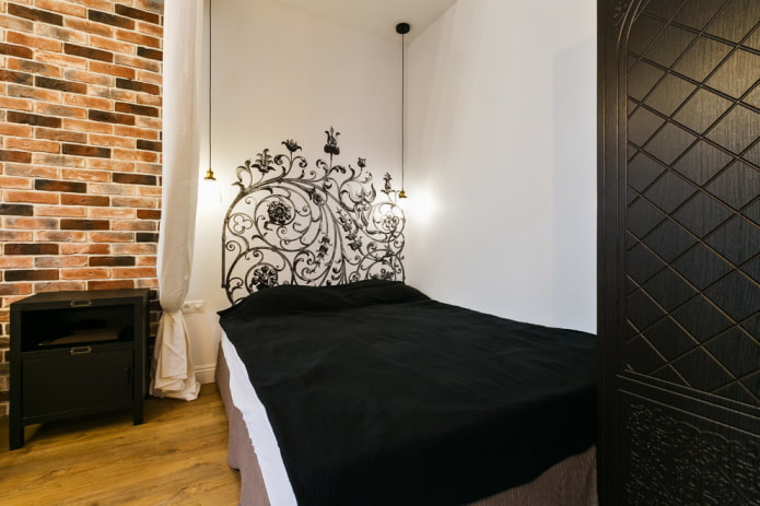 Bett mit Tagesdecke im Loft-Stil