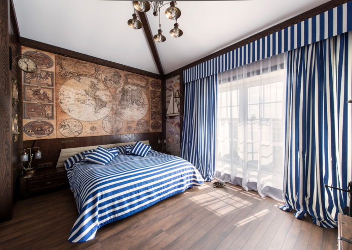 Bett mit einer Tagesdecke im Marinestil