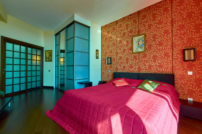 Bett mit Tagesdecke im orientalischen Stil