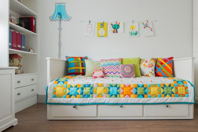 Kinderbett mit einer Tagesdecke im Innenraum