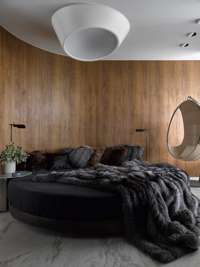 rundes Bett mit einer Tagesdecke im Inneren