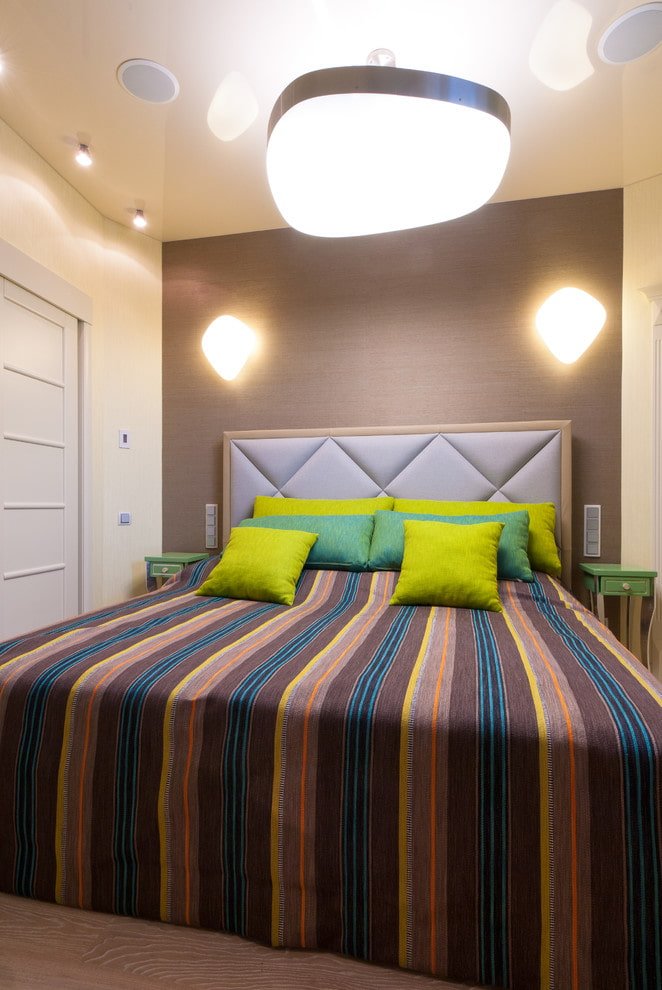 Bett für anderthalb Personen mit einer Tagesdecke im Inneren