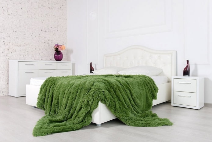 Bett mit einer Grastagesdecke im Schlafzimmer