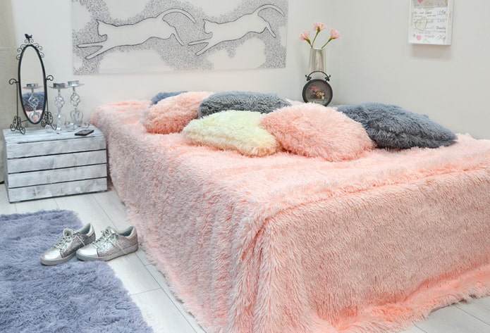 Bett mit einer Tagesdecke mit Flor im Schlafzimmer