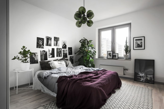 Bett mit einer lila Tagesdecke im Schlafzimmer
