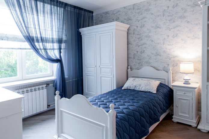 Bett mit gesteppter Tagesdecke im Schlafzimmer