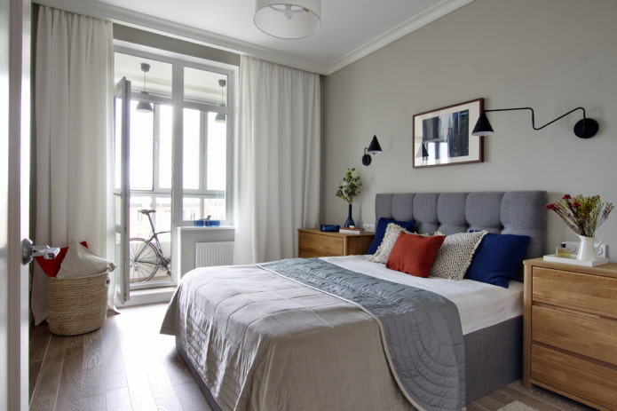 Bett mit doppelseitiger Tagesdecke im Schlafzimmer