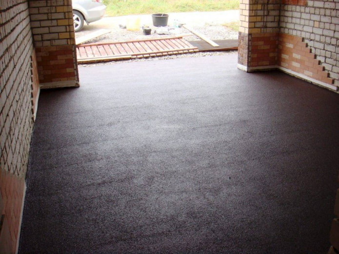 Asphalt auf dem Boden in der Garage