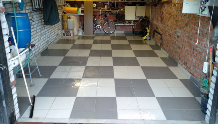 Granitfliesen auf dem Boden in der Garage