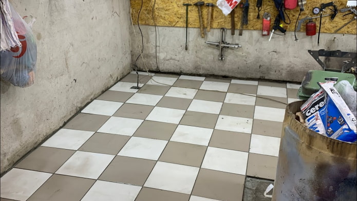 Keramikfliesen für den Boden in der Garage