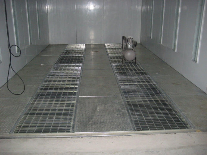 Boden aus Metallgittern
