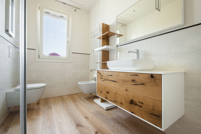 neutraler Farbton des Bodens im Badezimmer