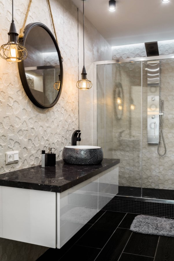 dunkler Boden im Badezimmer