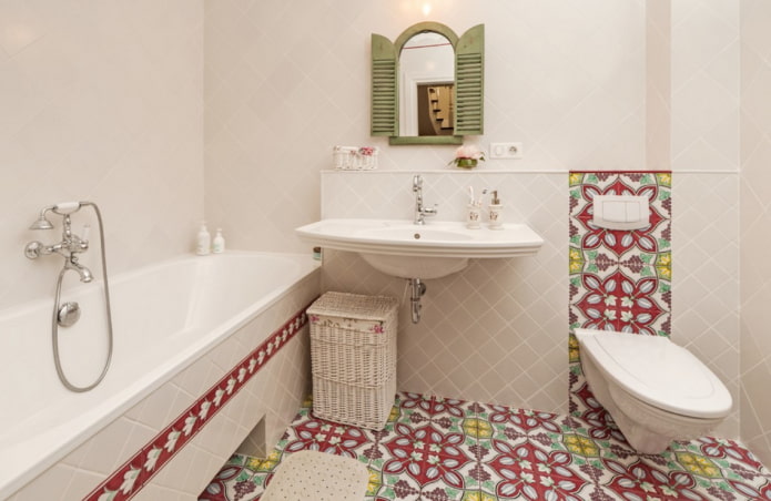 farbiger Boden im Badezimmer