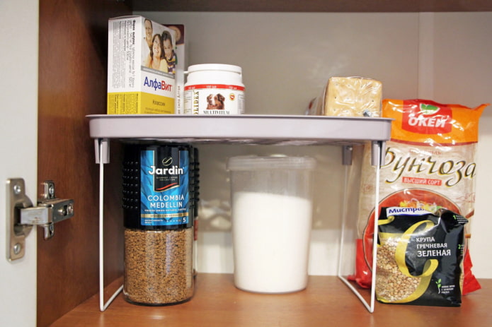 Regal im Küchenschrank