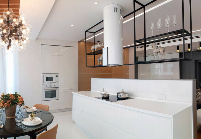 Regale unter der Decke im Kücheninterieur