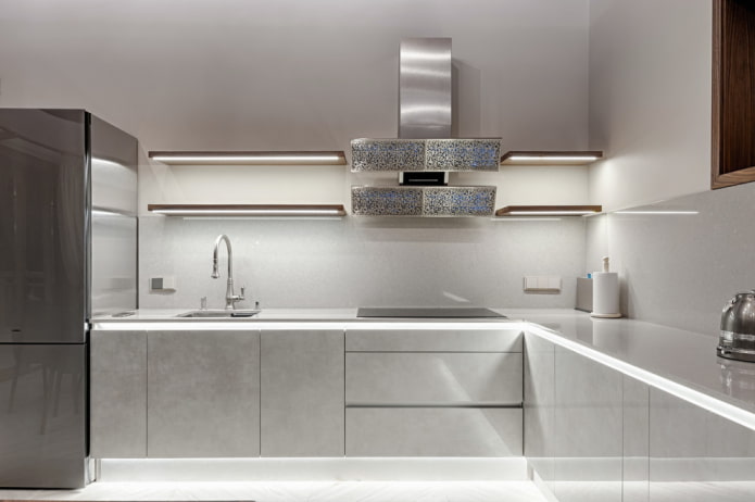 Regale mit Hintergrundbeleuchtung im Kücheninterieur