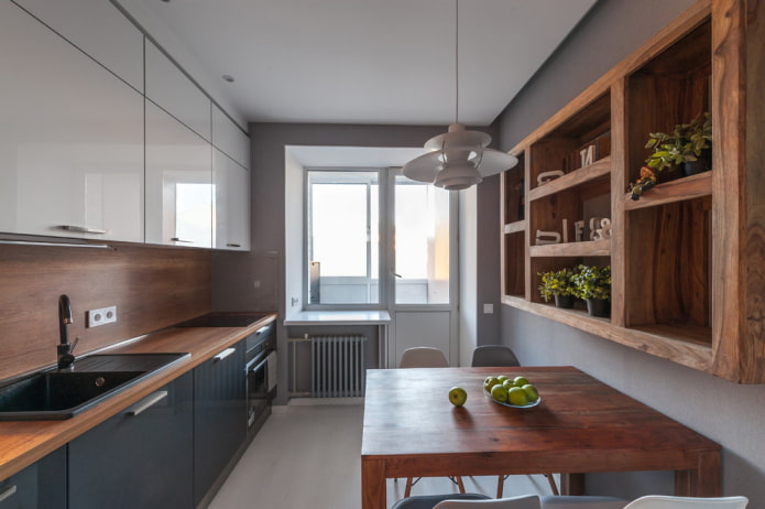 Regale über dem Tisch im Kücheninterieur