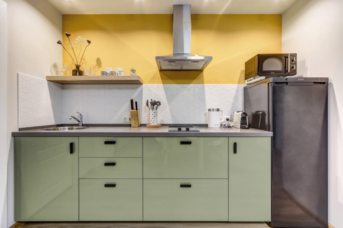 Regale über der Spüle im Kücheninterieur
