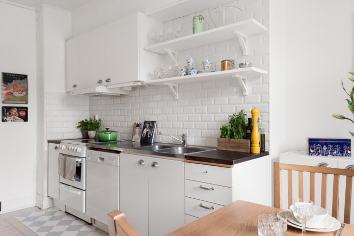 Regale im Kücheninterieur im skandinavischen Stil