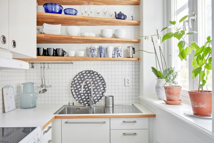 Regale im Kücheninterieur im skandinavischen Stil